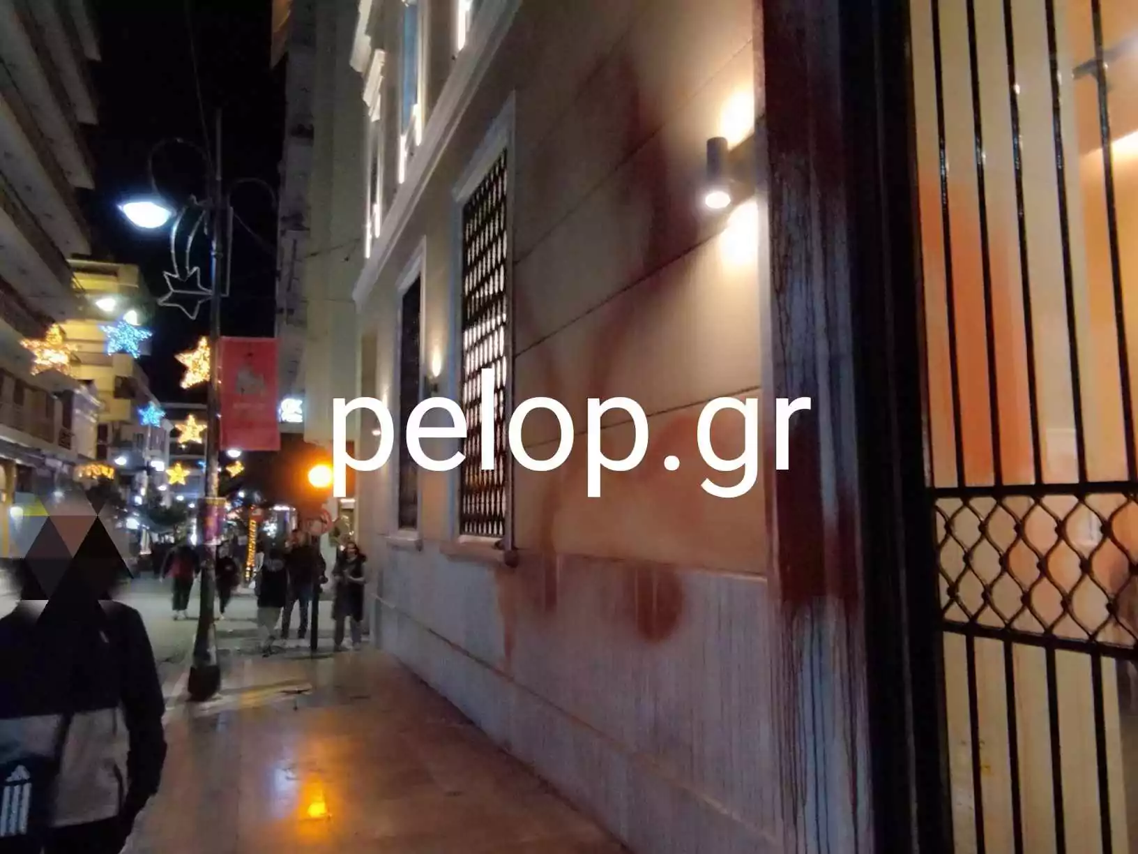 Πάτρα - Πορεία Γρηγορόπουλου: Πέταξαν μπογιές στα McDonald's στην Πλατεία Όλγας - ΦΩΤΟ