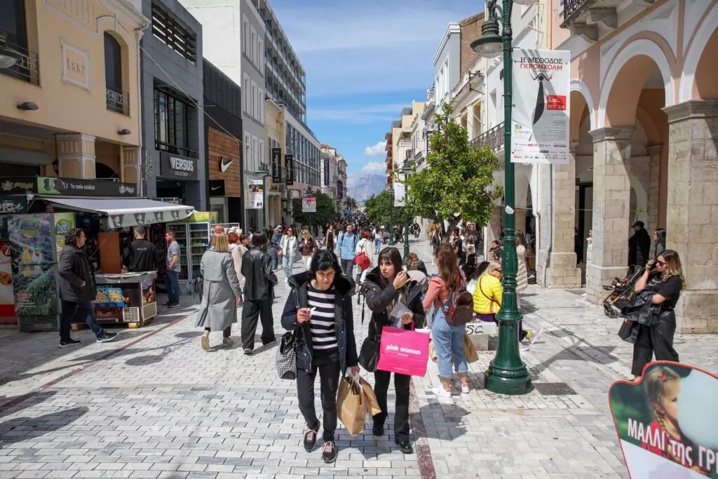 Πάτρα: Η πόλη που ζει σε... δύο ορόφους - Κάτω η κίνηση και ο θόρυβος, πάνω η μνήμη και ένας άλλος ρυθμός ζωής Πάτρα: Η πόλη που ζει σε... δύο ορόφους - Κάτω η κίνηση και ο θόρυβος, πάνω η μνήμη και ένας άλλος ρυθμός ζωής