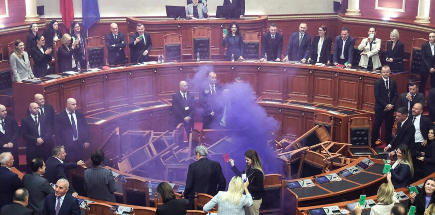 Σκηνές χάους στο αλβανικό κοινοβούλιο - Η αντιπολίτευση άναψε καπνογόνα ΦΩΤΟ