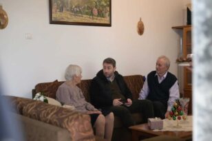 Ο Νίκος Ανδρουλάκης επισκέφτηκε το ζευγάρι ηλικιωμένων που δώρισαν 100.000 ευρώ στο νοσοκομείο Διδυμοτείχου