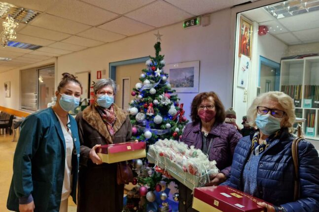 Πάτρα: Τα μέλη της Ελληνικής Αντικαρκινικής Εταιρείας σε Νοσοκομεία της πόλης - Ευχές και δώρα ΦΩΤΟ
