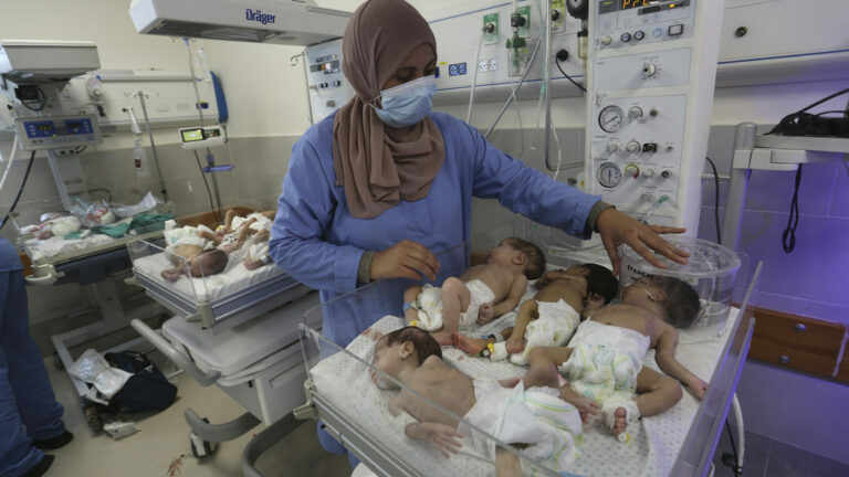 Λωρίδα της Γάζας: 29χρονη γέννησε τετράδυμαγ μέσα στα χαλάσματα