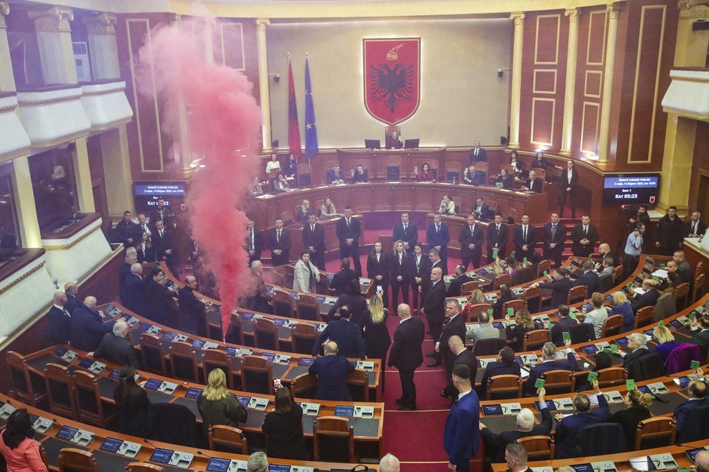 Σκηνές χάους στο αλβανικό κοινοβούλιο - Η αντιπολίτευση άναψε καπνογόνα ΦΩΤΟ
