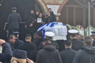 Θεσσαλονίκη: Σπαραγμός στην κηδεία του 32χρονου αστυνομικού που δολοφονήθηκε από τον Νορβηγό