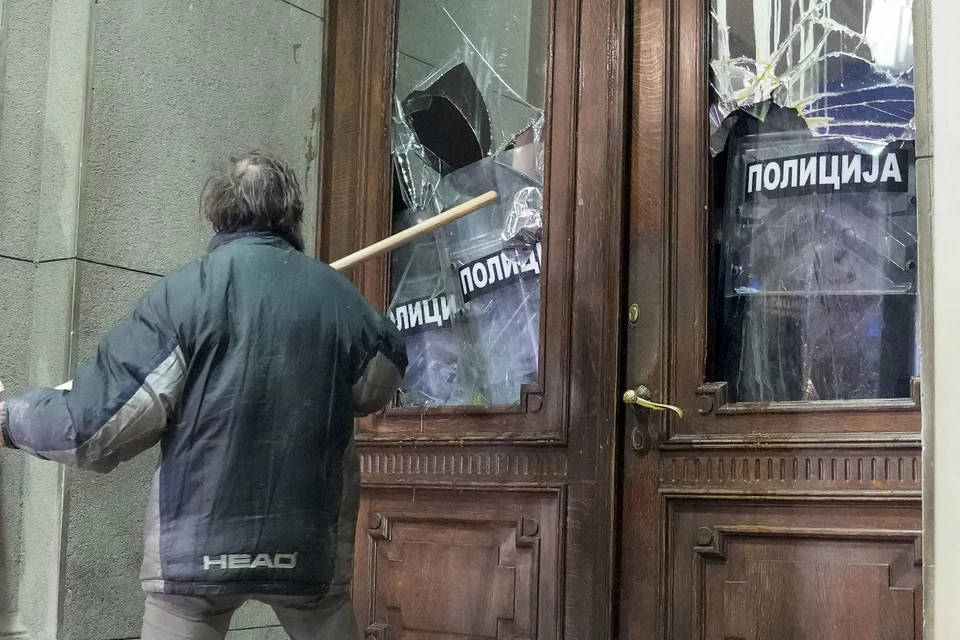 Σερβία: Διαδηλώσεις της αντιπολίτευσης για το εκλογικό αποτέλεσμα, έσπασαν το δημαρχείο του Βελιγραδίου