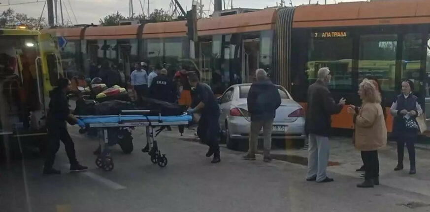 Ένας νεκρός και ένας τραυματίας από σύγκρουση αυτοκινήτου με τραμ στο Παλαιό Φάληρο