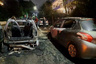 Κάηκαν 3 αυτοκίνητα στα Βριλήσσια ΒΙΝΤΕΟ