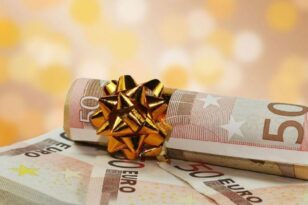 Δώρο Χριστουγέννων: Πότε καταβάλλεται – Πώς να υπολογίσετε το ποσό που θα λάβετε