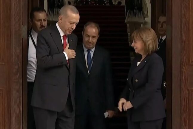 Επίσκεψη Ερντογάν: Η χειρονομία του Τούρκου προέδρου μετά τη συνάντηση με την Κατερίνα Σακελλαροπούλου