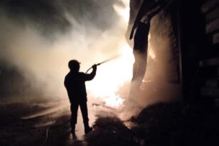 Κέρκυρα: Υπό έλεγχο η φωτιά στους Βελονάδες – Κάηκε ολοσχερώς αποθήκη εργοστασίου ξυλείας