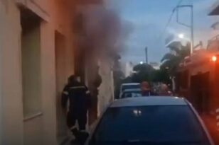 Πυρκαγιά σε σπίτια στην Πάτρα - Απομακρύνθηκαν ένοικος και άστεγος