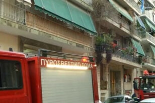 Φωτιά σε διαμέρισμα στην Αθήνα – Απεγκλωβίστηκε άτομο από το μπαλκόνι