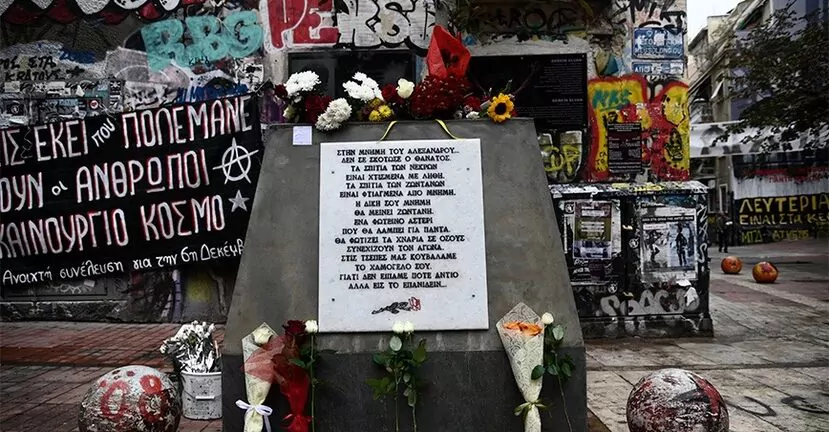 Λουλούδια στο σημείο που σκοτώθηκε ο Αλέξης Γρηγορόπουλος 15 χρόνια μετά τη δολοφονία του