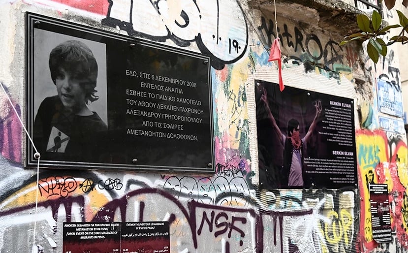 Λουλούδια στο σημείο που σκοτώθηκε ο Αλέξης Γρηγορόπουλος 15 χρόνια μετά τη δολοφονία του
