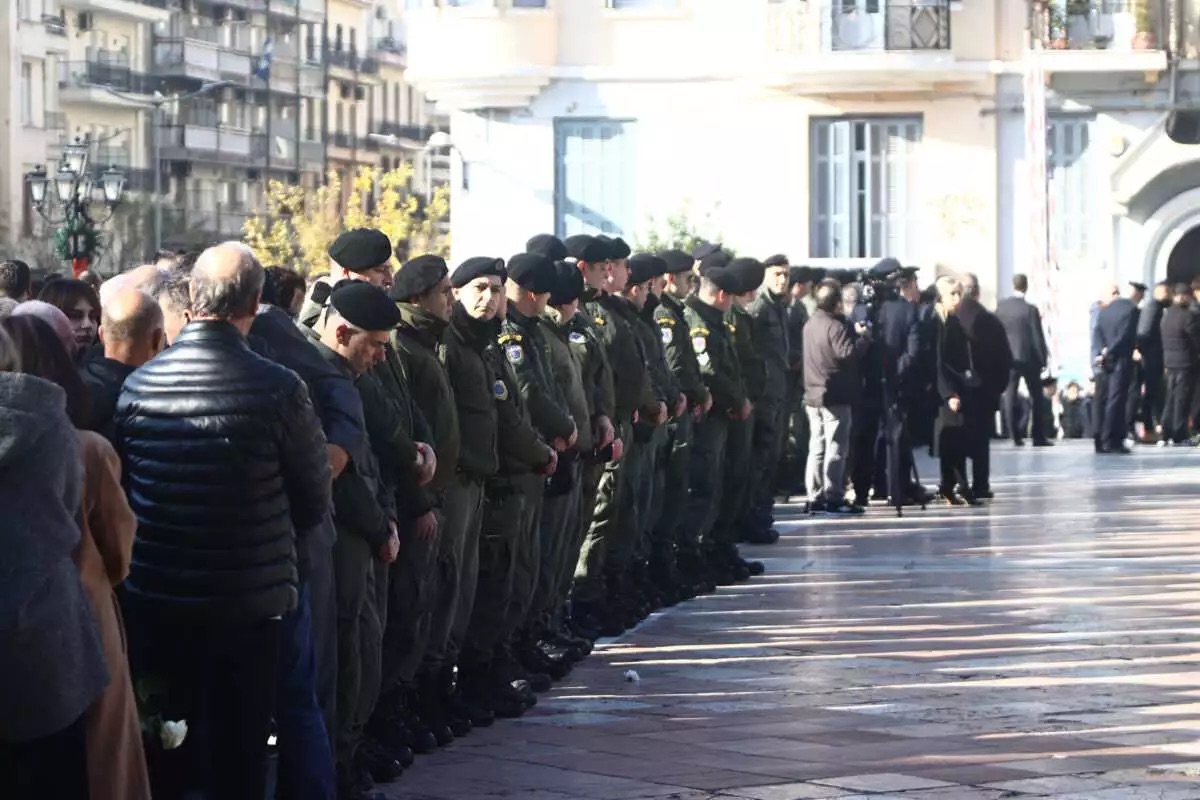 Γιώργος Λυγγερίδης: Τελευταίο αντίο στον αστυνομικό που σκοτώθηκε από ναυτική φωτοβολίδα στου Ρέντη - Παρών ο Κ. Μητσοτάκης