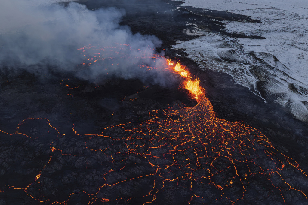 Ισλανδία: Εικόνες που «κόβουν την ανάσα» από την έκρηξη του ηφαιστείου - Ποτάμια λάβας