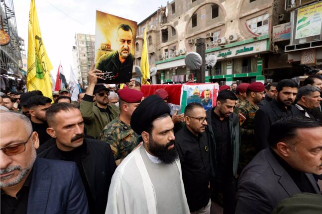 Ιράκ: «Θάνατος στο Ισραήλ – Οι ΗΠΑ είναι ο σατανάς» φώναζαν οι συγκεντρωμένοι στην κηδεία ταξίαρχου των Φρουρών της Επανάστασης
