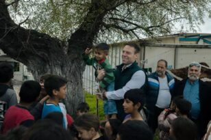 Ο Στέφανος Κασσελάκης στον καταυλισμό των Ρομά στα Σαγαίικα Αχαΐας ΒΙΝΤΕΟ