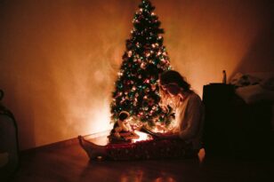 Γιορτές: Μήπως μελαγχολείτε κι εσείς τα Χριστούγεννα; - Πώς να το αντιμετωπίσετε