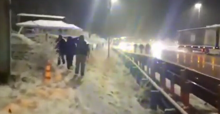 Καλαμπάκα: Δεκάδες επιβάτες καταγγέλλουν πως αφέθηκαν στη χιονοθύελλα επειδή τα διόδια δεν άνοιγαν τα γραφεία ΦΩΤΟ - ΒΙΝΤΕΟ