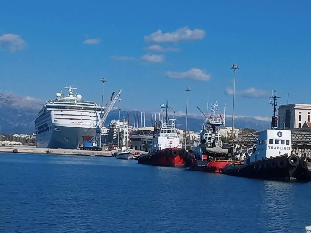 Η Πάτρα που μυρίζει πριν τη δεις: Καφές, βενζίνη και γιασεμί Η Πάτρα που μυρίζει πριν τη δεις: Καφές, βενζίνη και γιασεμί