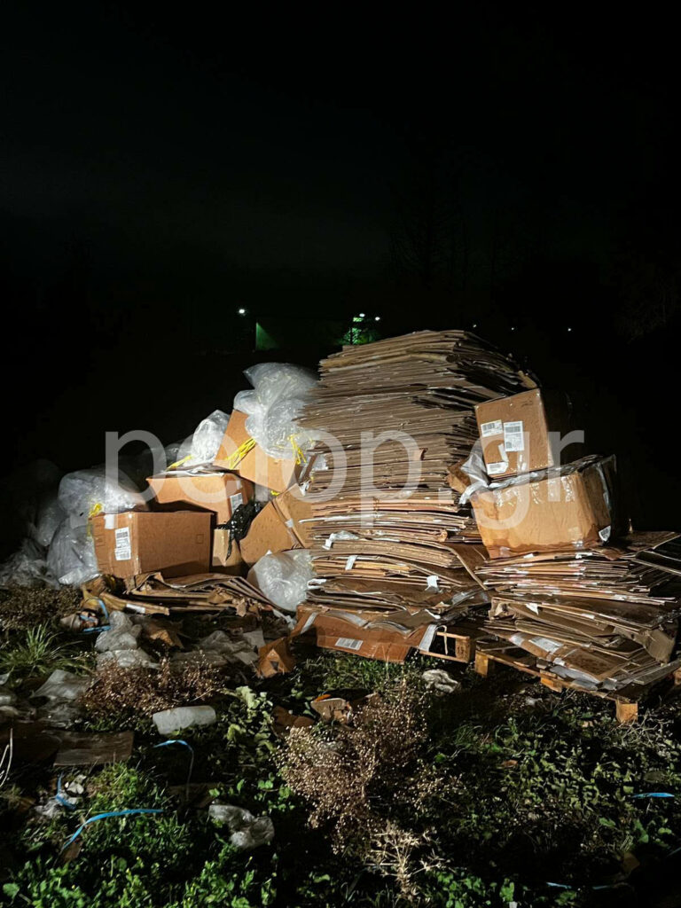 Πάτρα - Νέο Σούλι: Φορτηγό πετά χαρτόκουτα τη νύχτα ΦΩΤΟ