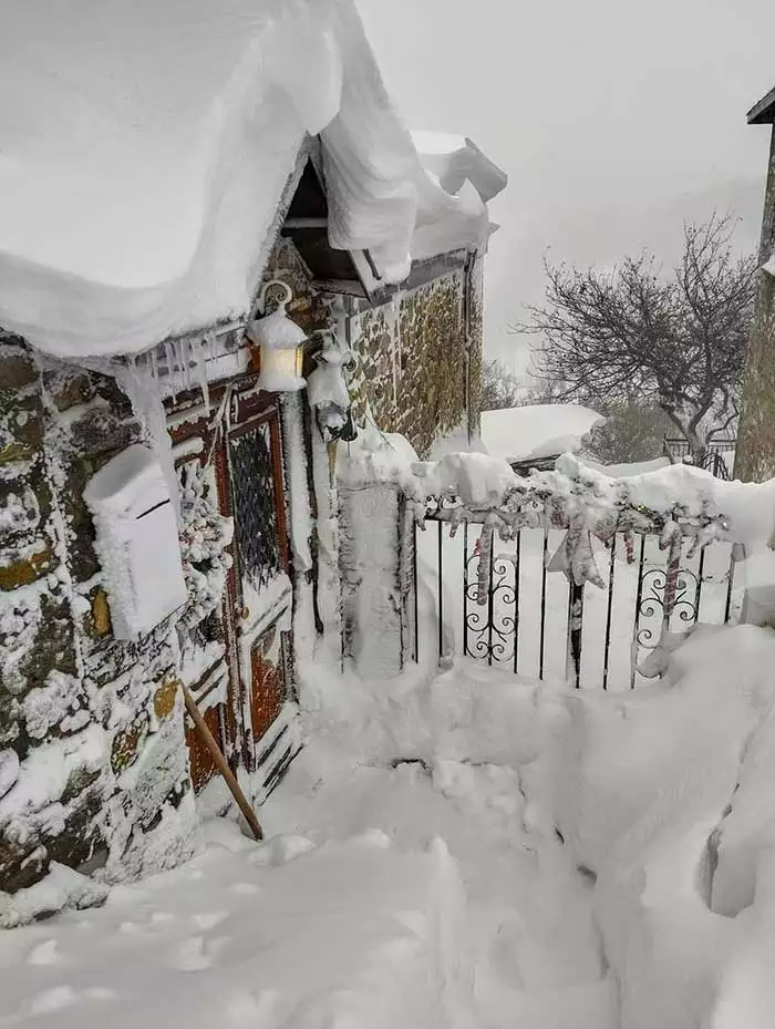 Φλώρινα: Έφτασε το ενάμισι μέτρο το χιόνι στο Νυμφαίο – Μαγικές εικόνες!