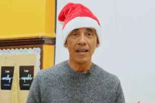 Ευχές από τον Ομπάμα με αγιοβασιλιάτικο σκούφο - «Το πνεύμα των γιορτών είναι η προσφορά»