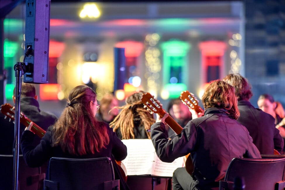 «Χριστούγεννα είναι… 2023»: Οι μελωδίες της Ορχήστρας Νυκτών Εγχόρδων συνάντησαν το θέατρο δρόμου ΦΩΤΟ