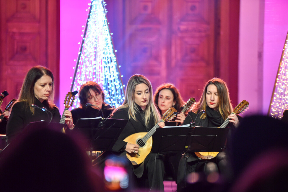 «Χριστούγεννα είναι… 2023»: Οι μελωδίες της Ορχήστρας Νυκτών Εγχόρδων συνάντησαν το θέατρο δρόμου ΦΩΤΟ