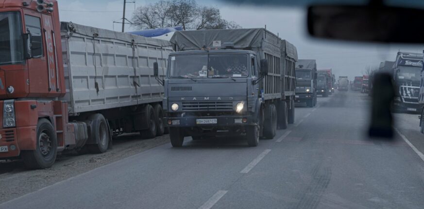 Ουκρανία: 100 φορτηγά πέρασαν στην Πολωνία μετά την άρση του αποκλεισμού