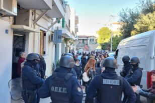 Πετράλωνα: Έξωση σε 74χρονη και στον γιο της που αντιμετωπίζει κινητικά προβλήματα - Αστυνομία στο σημείο ΦΩΤΟ