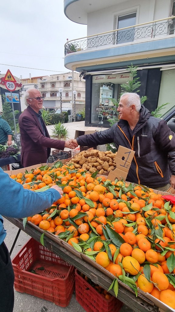 Πάτρα: Στις λαϊκές αγορές για ευχές ο αντιδήμαρχος Διονύσης Πλέσσας