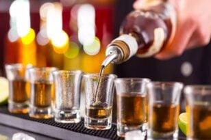 Ποτά – «μπόμπες»: Ο νούμερο 1 κίνδυνος της νυχτερινής διασκέδασης – Πώς τα αποφεύγουμε