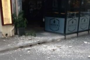 Πτώση σοβάδων στον πεζόδρομο της Ρήγα Φεραίου - Παρ' ολίγον τραυματισμός στο κέντρο της Πάτρας