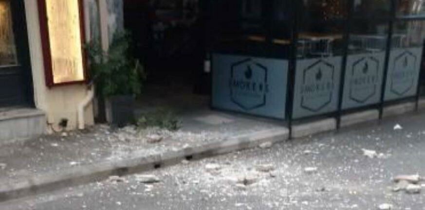 Πτώση σοβάδων στον πεζόδρομο της Ρήγα Φεραίου - Παρ' ολίγον τραυματισμός στο κέντρο της Πάτρας