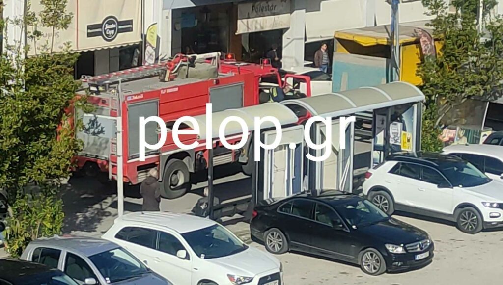 Πάτρα: Πυροσβεστικό «κόλλησε» στο κέντρο της πόλης -Πυροσβέστης σε ρόλο τροχονόμου ΦΩΤΟ