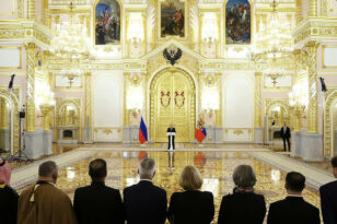 Πούτιν: Καλωσόρισε τους νέους ξένους πρεσβευτές από απόσταση 22 μέτρων - ΒΙΝΤΕΟ