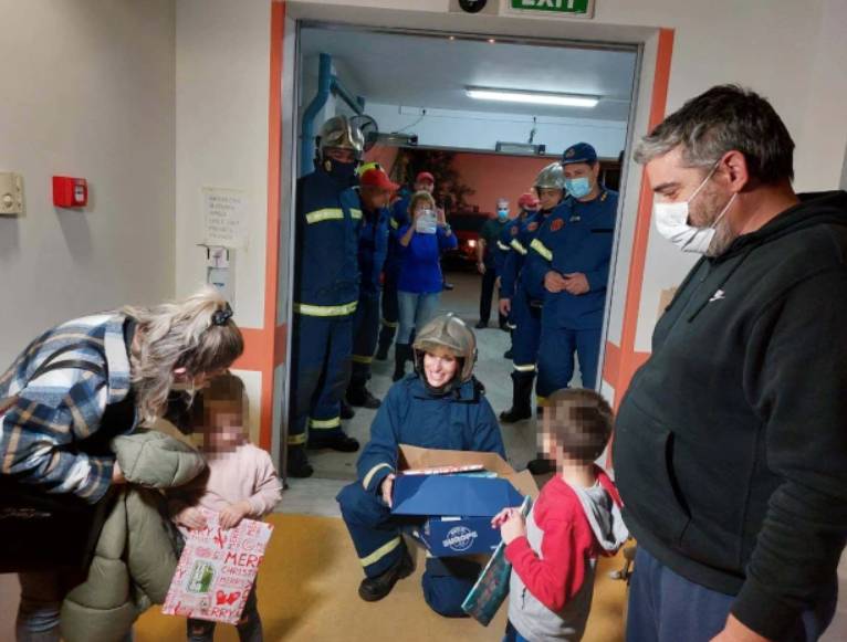 Κρήτη: Ιπτάμενοι Πυροσβέστες μοιράζουν δώρα και χαμόγελα σε ασθενείς