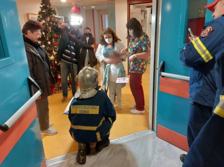 Κρήτη: Ιπτάμενοι Πυροσβέστες μοιράζουν δώρα και χαμόγελα σε ασθενείς