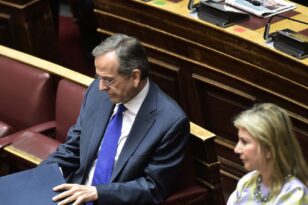 Στη Βουλή ο Αντώνης Σαμαράς – Θα καταψηφίσει την τροπολογία για τους μετανάστες