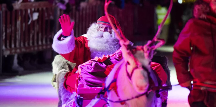 Ο Άγιος Βασίλης κάνει το γύρο του κόσμου – Μοίρασε δώρα σε παιδιά της Αυστραλίας και της Ασίας