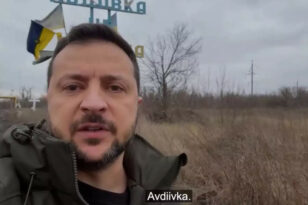 Ουκρανία: Στην ισοπεδωμένη από τους Ρώσους Αβντίιβκα ο Βολοντίμιρ Ζελένσκι