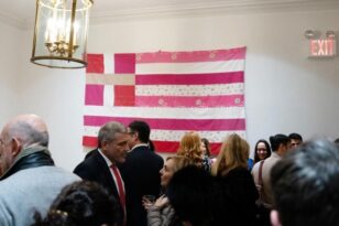 Γεωργία Λαλέ: «Λυπάμαι που παρερμηνεύτηκε το έργο μου» με τη ροζ ελληνική σημαία
