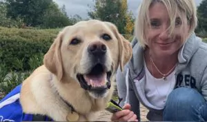 Τι προσπαθεί να σας πει ο σκύλος σας όταν σας ακουμπάει με το πόδι του