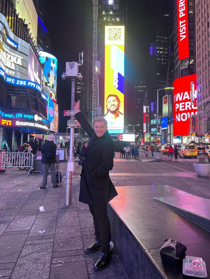 Ο Τάκης Ζαχαράτος επισκέφτηκε το μαγευτικό Broadway-ΦΩΤΟ