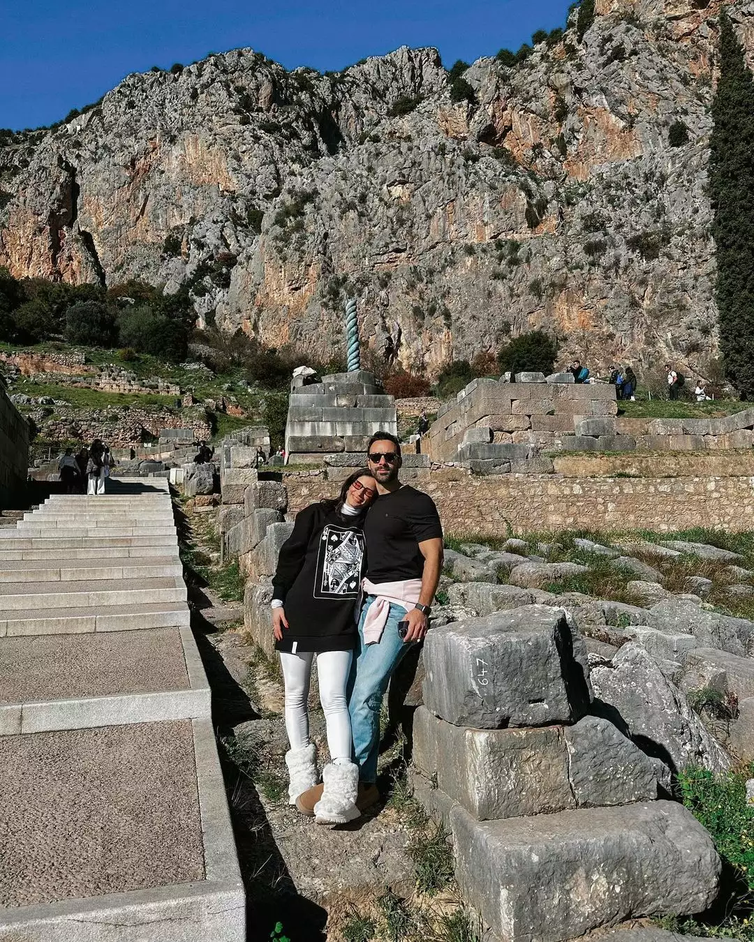 Σάκης Τανιμανίδης – Χριστίνα Μπόμπα: Αγκαλιά με τις δίδυμες κόρες τους μπροστά στο τζάκι