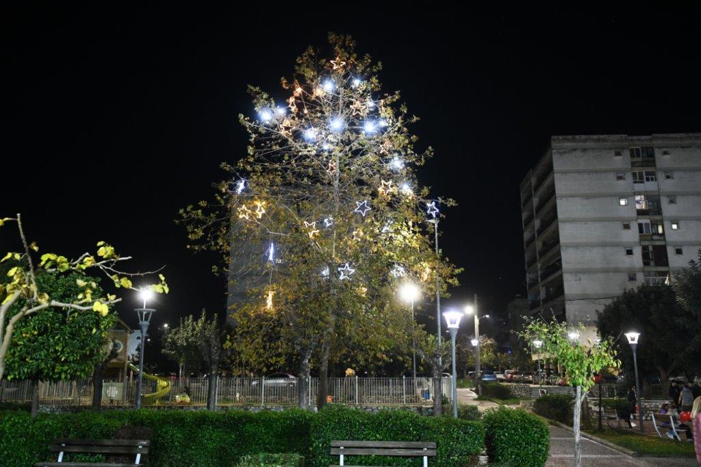 «Χριστούγεννα Είναι…2023»: Η πλατεία των εργατικών κατοικιών Ταραμπούρα πλυμμύρισε με κόσμο, μουσικές και χρώματα ΦΩΤΟ