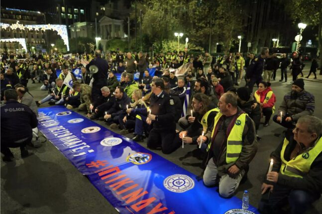 Καθιστική διαμαρτυρία ένστολων έξω από τη Βουλή – Άναψαν κεριά για τον 31χρονο αστυνομικό ΦΩΤΟ