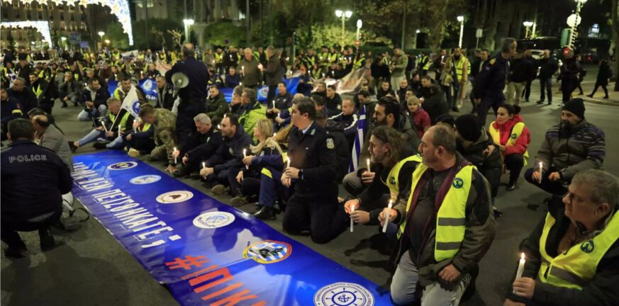 Καθιστική διαμαρτυρία ένστολων έξω από τη Βουλή – Άναψαν κεριά για τον 31χρονο αστυνομικό ΦΩΤΟ